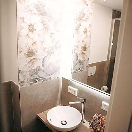 House Of Blooms 4*